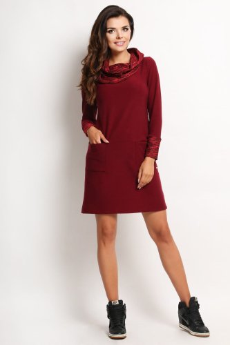 Sukienka z luźnym golfem Bordowa AW113
