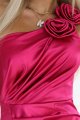 580-5 AURORA Długa satynowa sukienka na jedno ramię z różą i rozcięciem | Różowa-8 11221