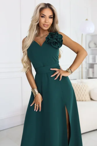 669-1 Romantyczna sukienka maxi z kwiatem na ramieniu i rozcięciem - zieleń butelkowa