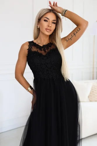 672-4 Romantyczna sukienka maxi z haftowaną koronką i tiulem - czarna