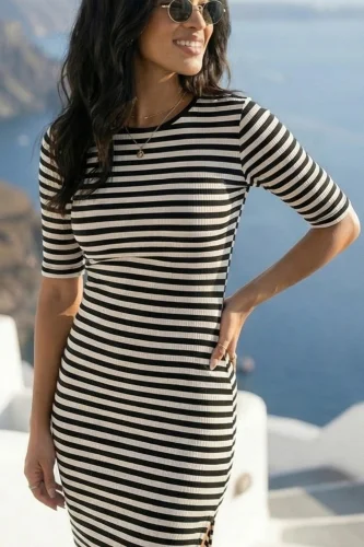 Dopasowana sukienka w biało-czarne paski TILA