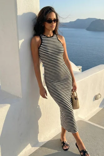 Dopasowana sukienka w paski NALA