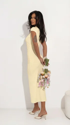 Masełkowa dopasowana sukienka midi MADELINE