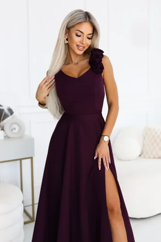 643-11 Elegancka wieczorowa suknia maxi z rozcięciem i różami - dojrzała śliwka