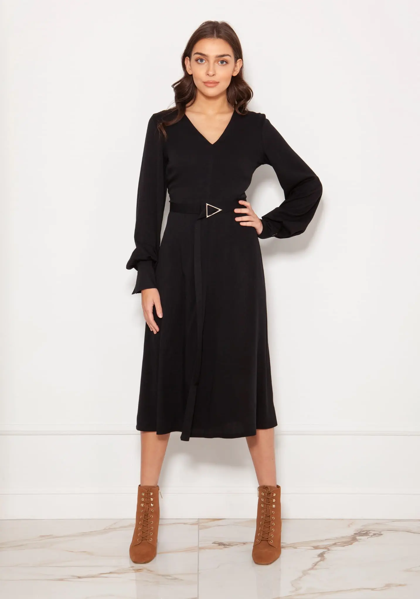 Elegancka Sukienka Midi Czarna