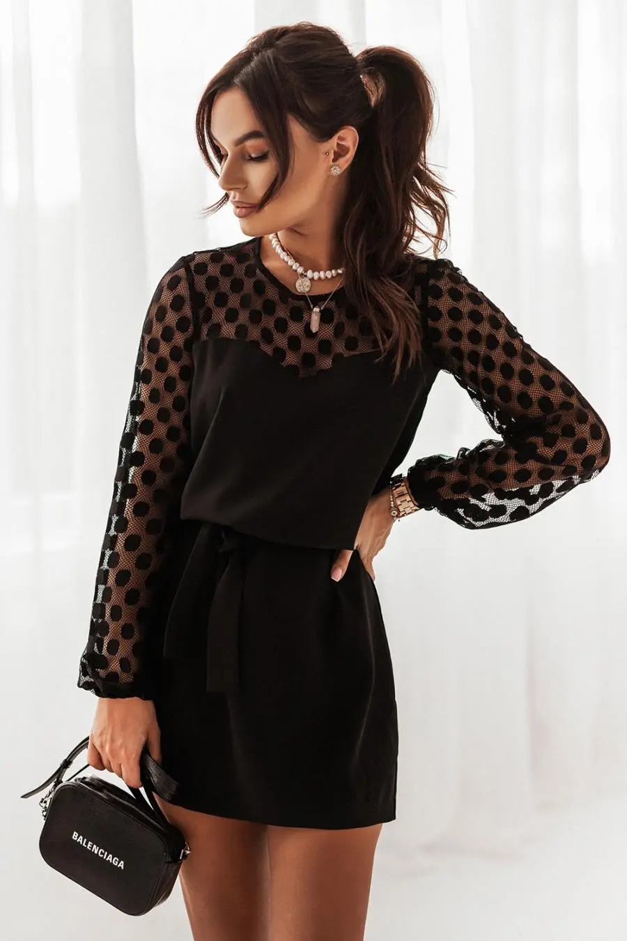 Elegancka Sukienka z Siateczką w Grochy Czarna