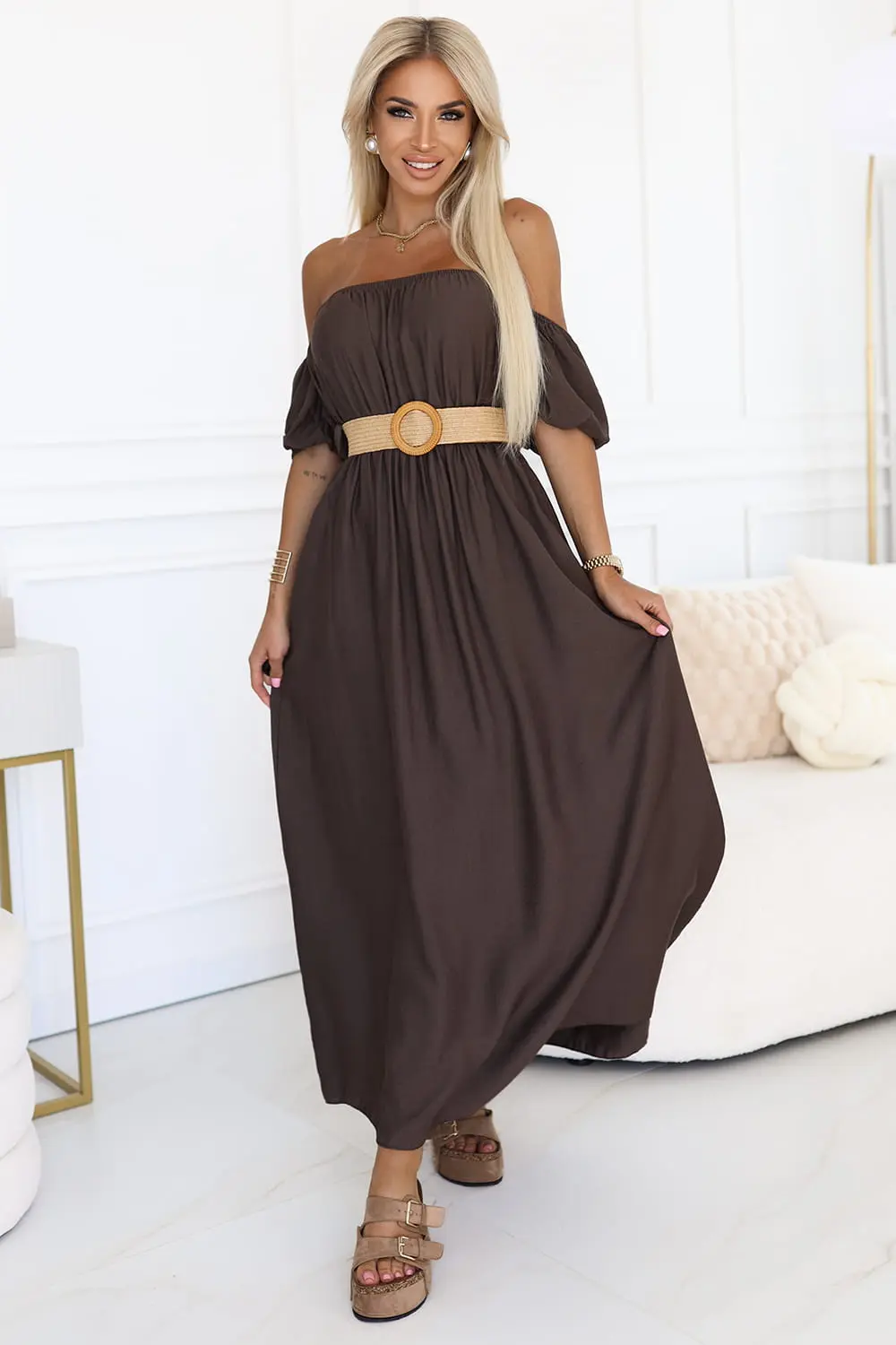 Sukienka maxi w stylu boho z odkrytymi ramionami i paskiem Czekoladowa
