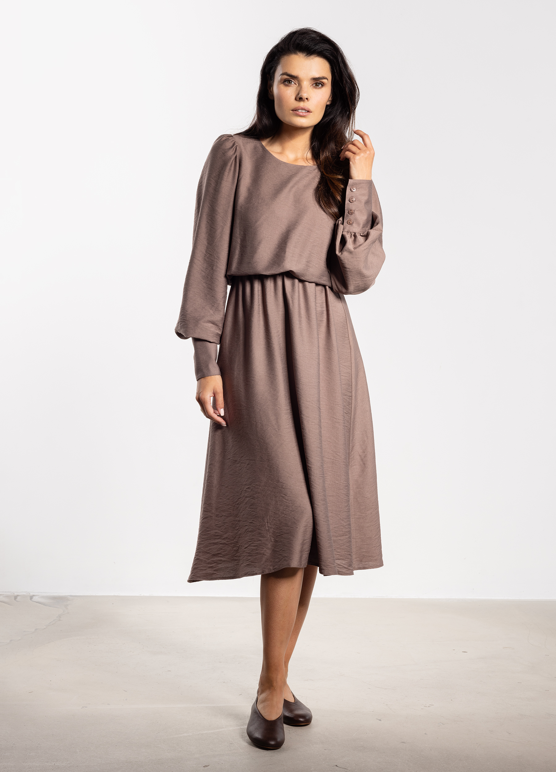 Luźna sukienka midi A732 taupe-1 11587  | 16790-Taupe-L