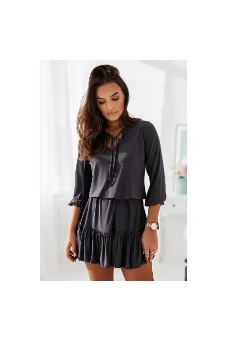 Grafitowa sukienka - jak ją nosić, żeby wyglądać stylowo?